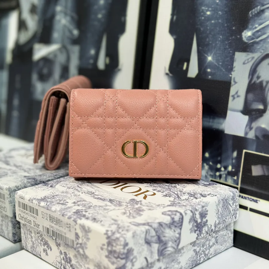 30 Montaigne Glycine Wallet Compact and Stylish