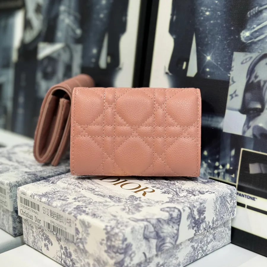 30 Montaigne Glycine Wallet Compact and Stylish