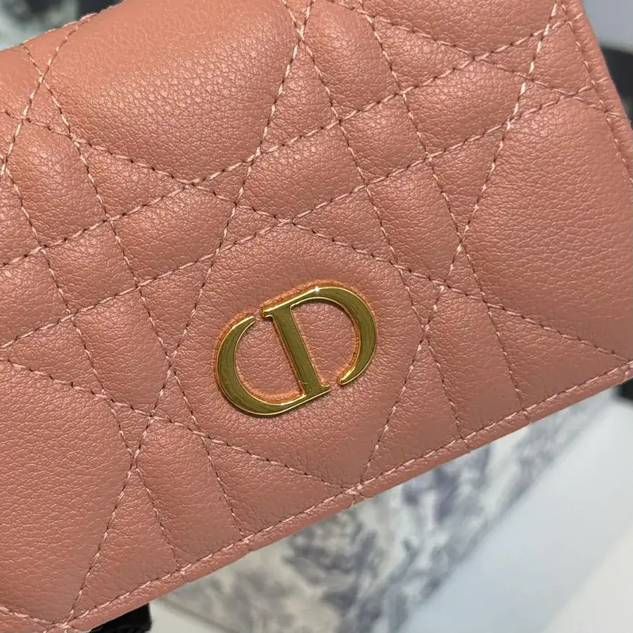 30 Montaigne Glycine Wallet Compact and Stylish
