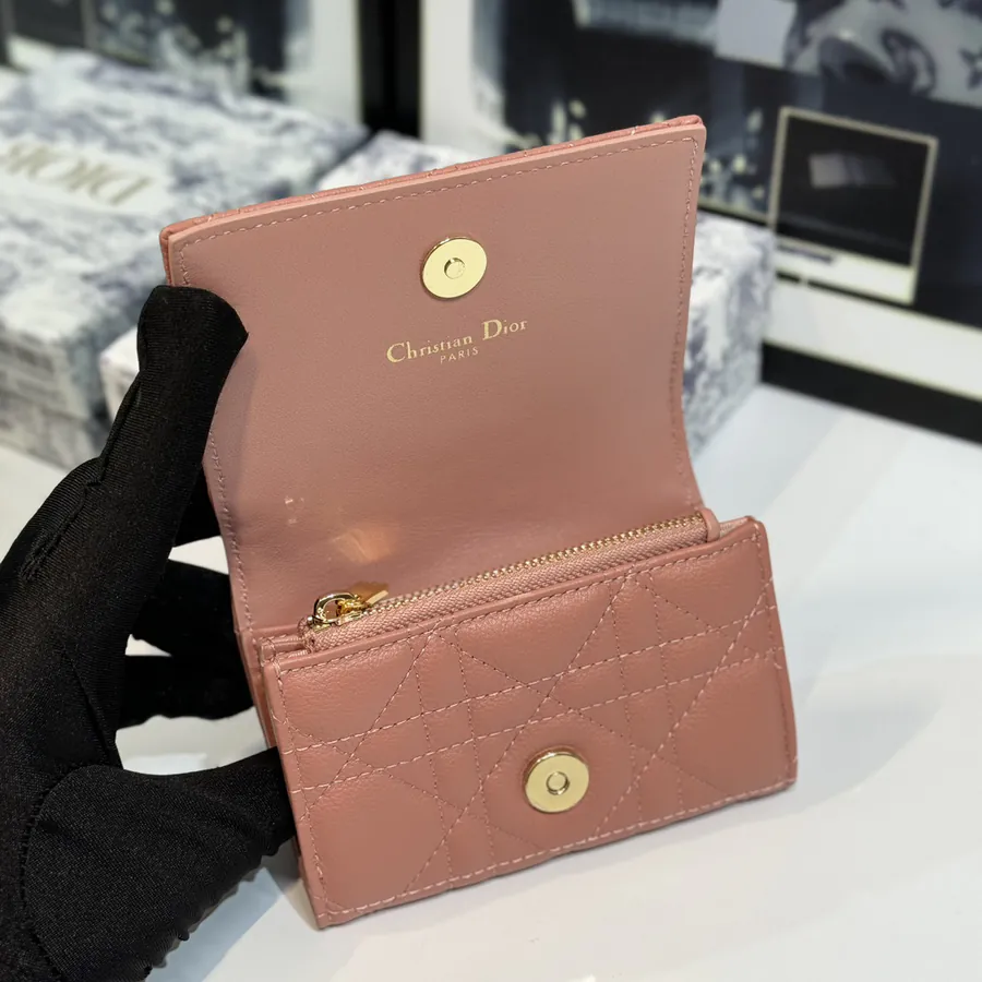 30 Montaigne Glycine Wallet Compact and Stylish