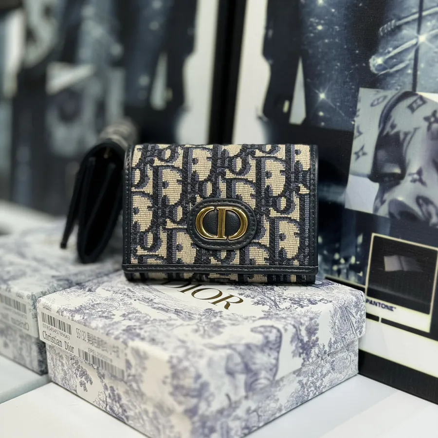 30 Montaigne Glycine Wallet Compact and Stylish