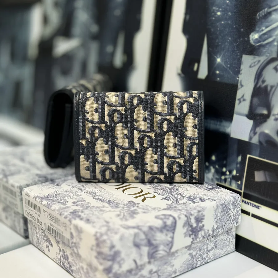 30 Montaigne Glycine Wallet Compact and Stylish