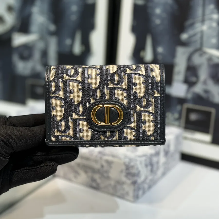 30 Montaigne Glycine Wallet Compact and Stylish