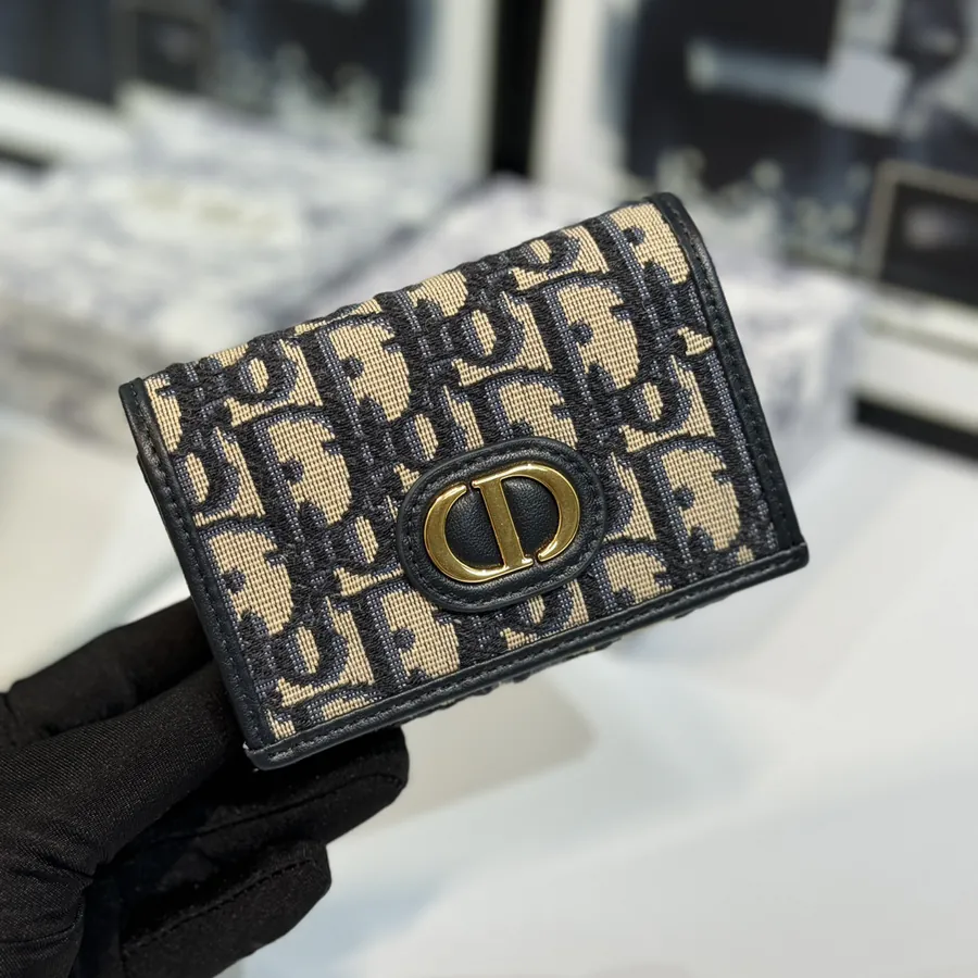 30 Montaigne Glycine Wallet Compact and Stylish