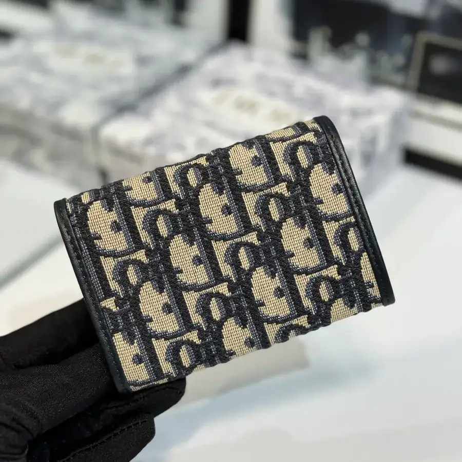 30 Montaigne Glycine Wallet Compact and Stylish