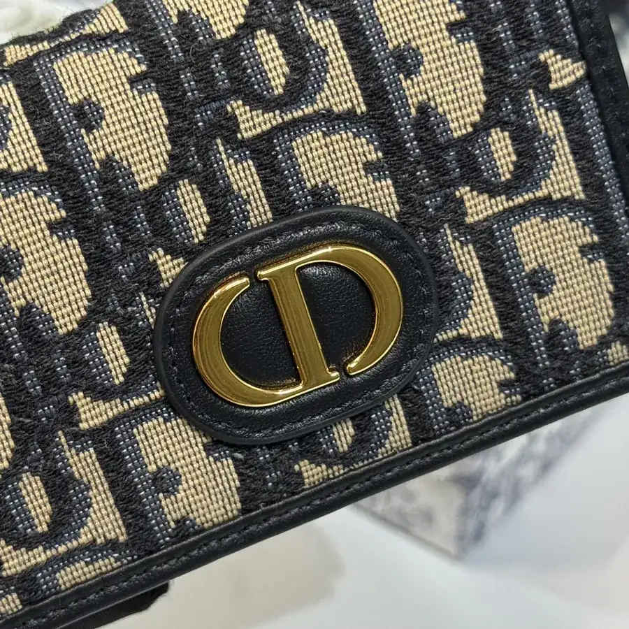 30 Montaigne Glycine Wallet Compact and Stylish