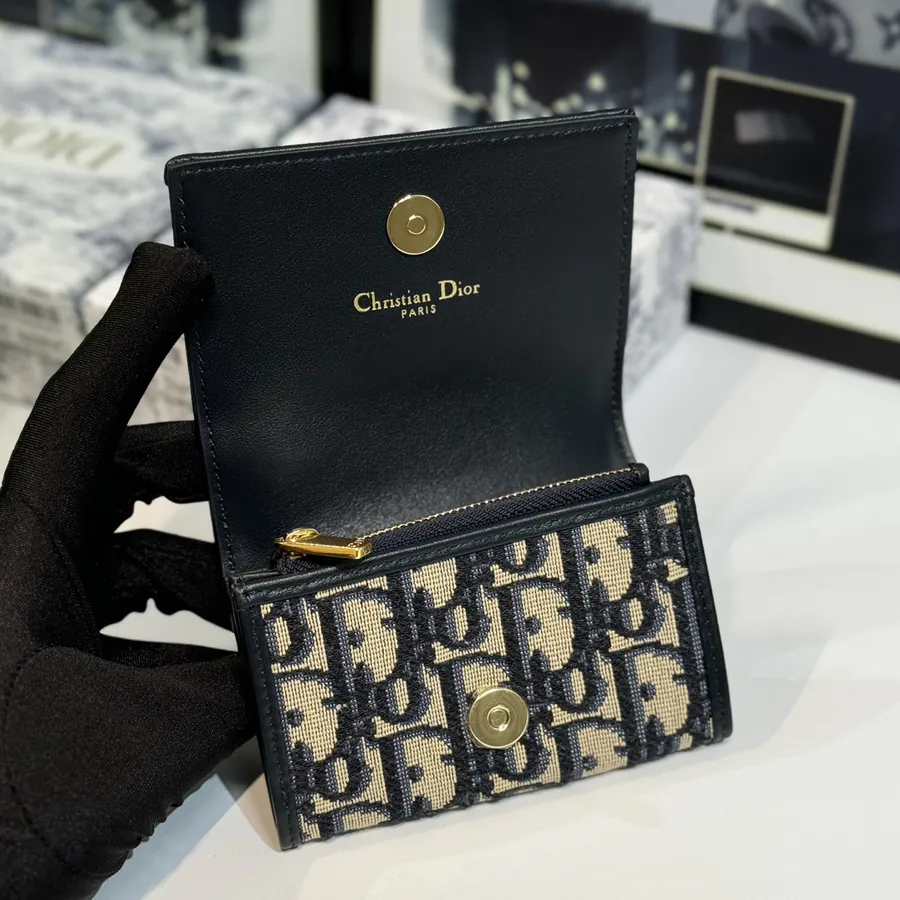 30 Montaigne Glycine Wallet Compact and Stylish