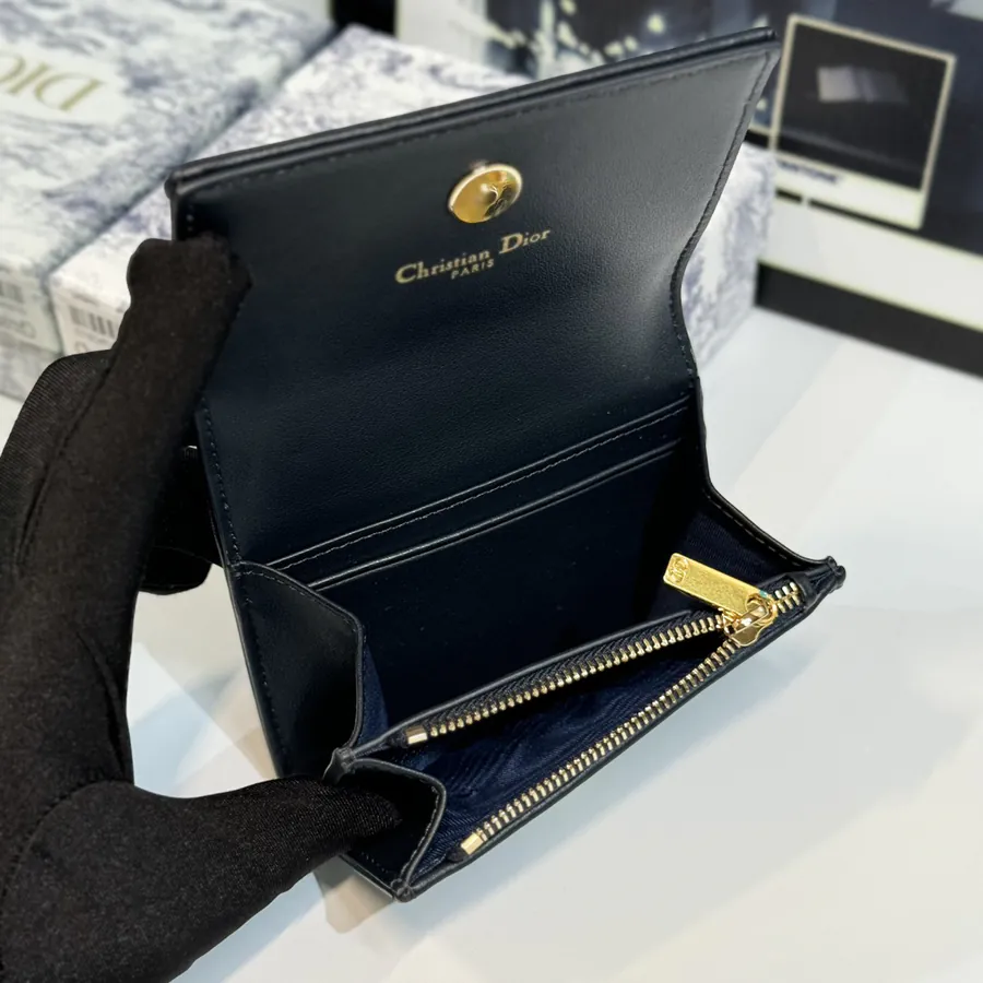 30 Montaigne Glycine Wallet Compact and Stylish
