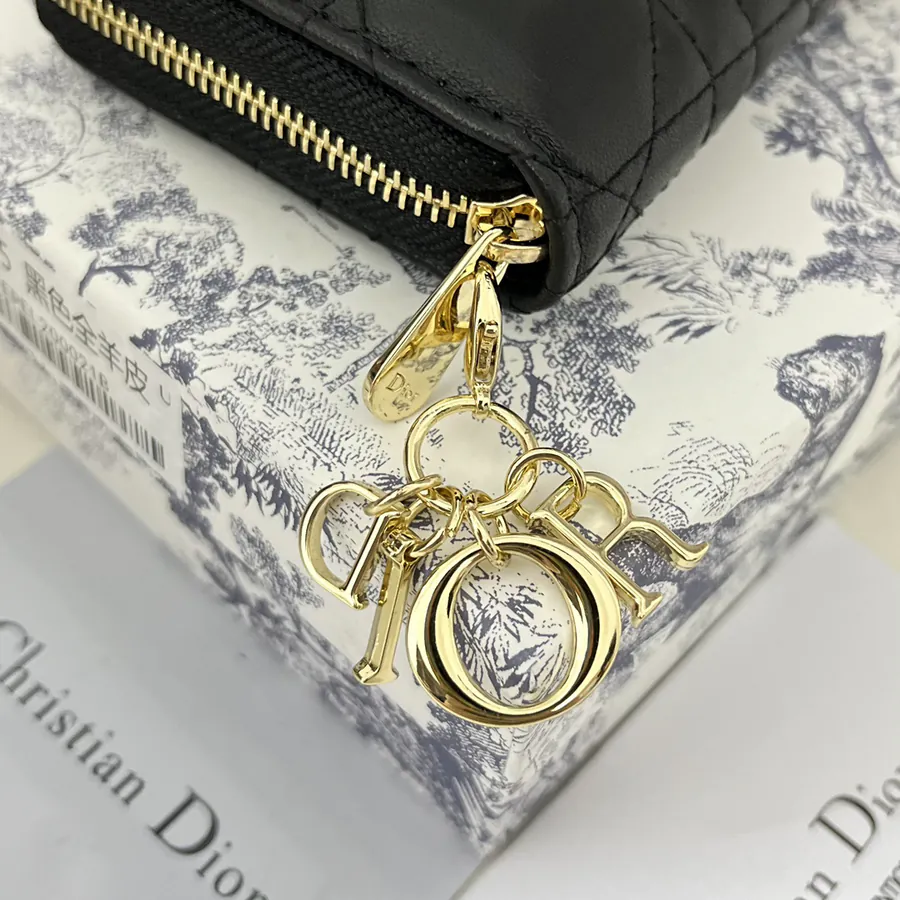30 Montaigne Voyageur Bucket Bag