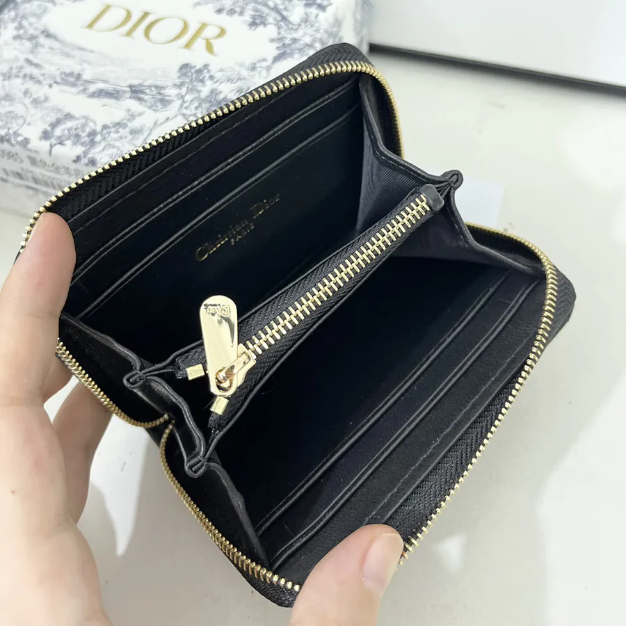 30 Montaigne Voyageur Bucket Bag