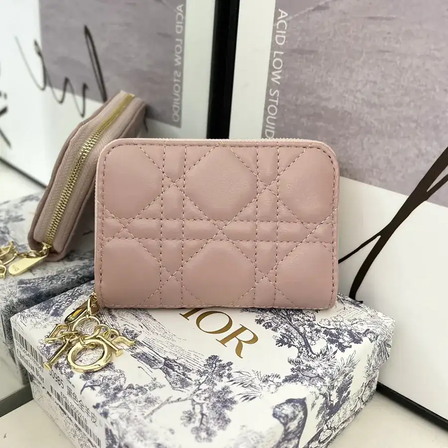 30 Montaigne Voyageur Bucket Bag Classic Design, Stylish and Practical