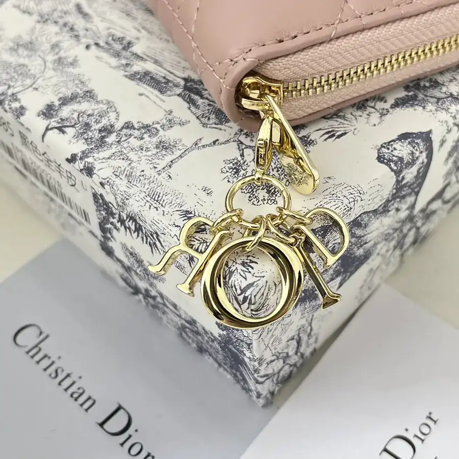 30 Montaigne Voyageur Bucket Bag Classic Design, Stylish and Practical