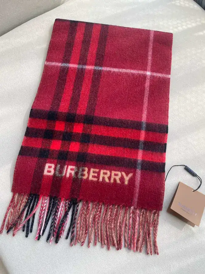 Burberr. Plaid Scarf in Camel and Caramel
