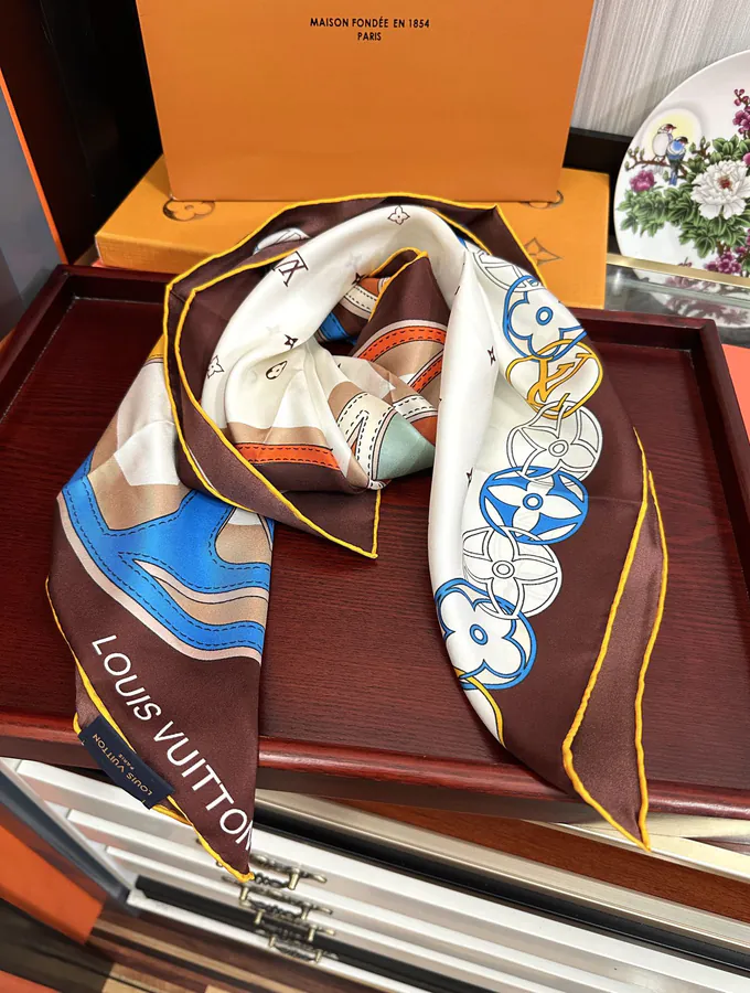L Family 2024 New Arrival 90x90cm Silk Twill Scarf with Handmade Rolled Edges