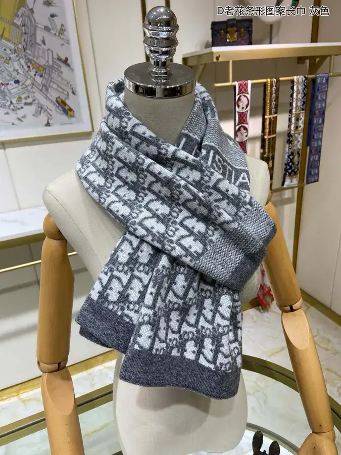 D House Striped Scarf Luxurious and Comfortable