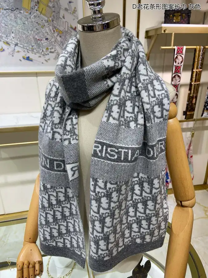 D House Striped Scarf Luxurious and Comfortable