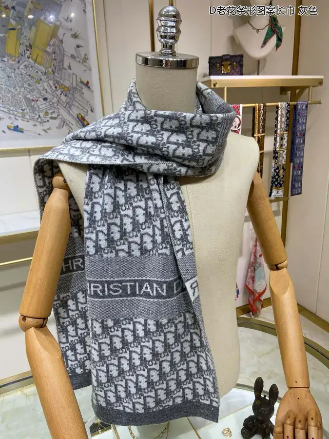 D House Striped Scarf Luxurious and Comfortable