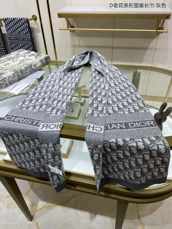 D House Striped Scarf Luxurious and Comfortable
