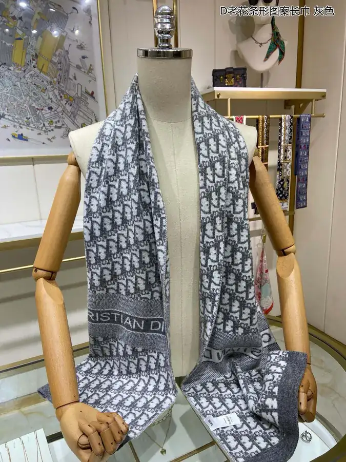 D House Striped Scarf Luxurious and Comfortable
