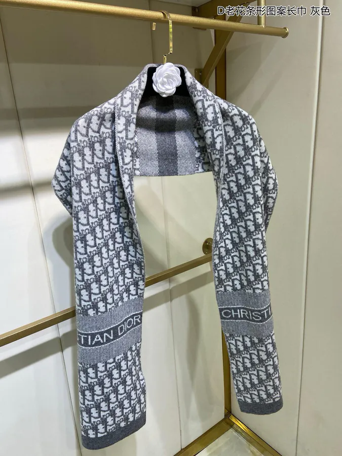 D House Striped Scarf Luxurious and Comfortable