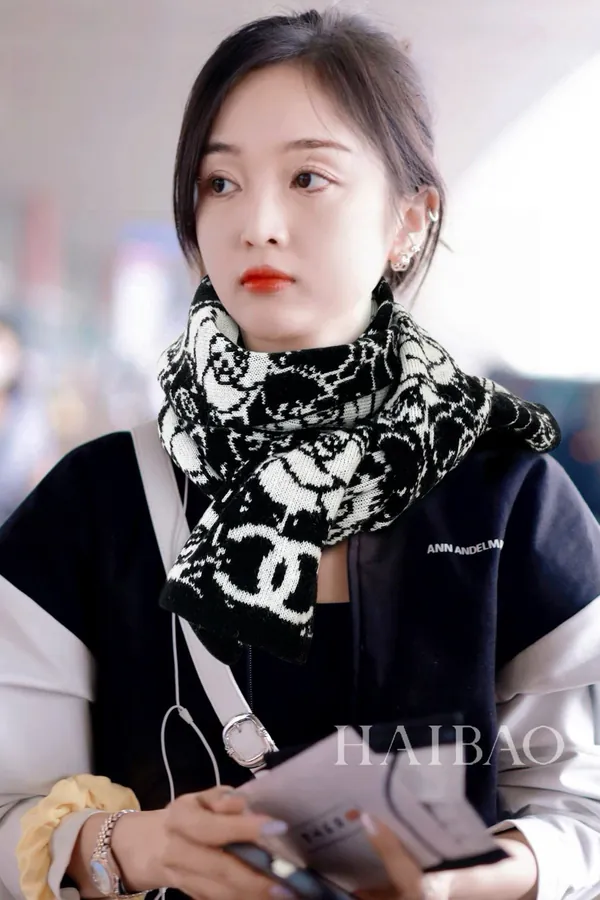 Channel Tea Rose Scarf in Black and White