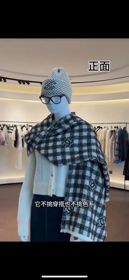Channel • 24B Logo Plaid Scarf in Gray White