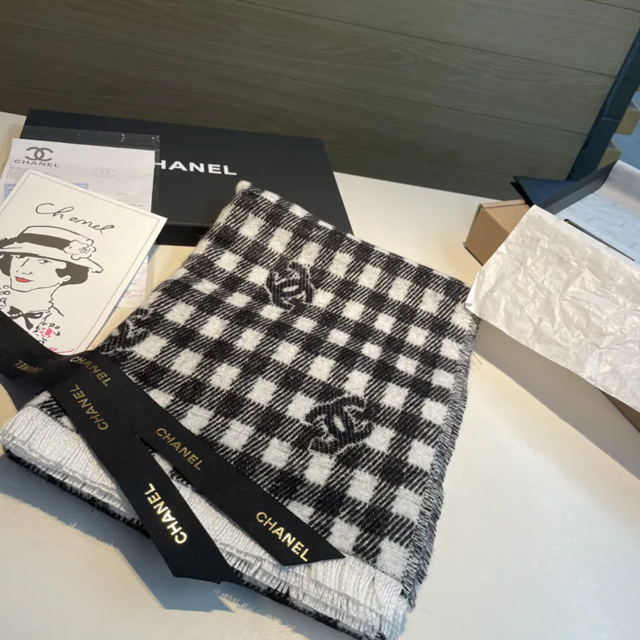 Channel • 24B Logo Plaid Scarf in Gray White