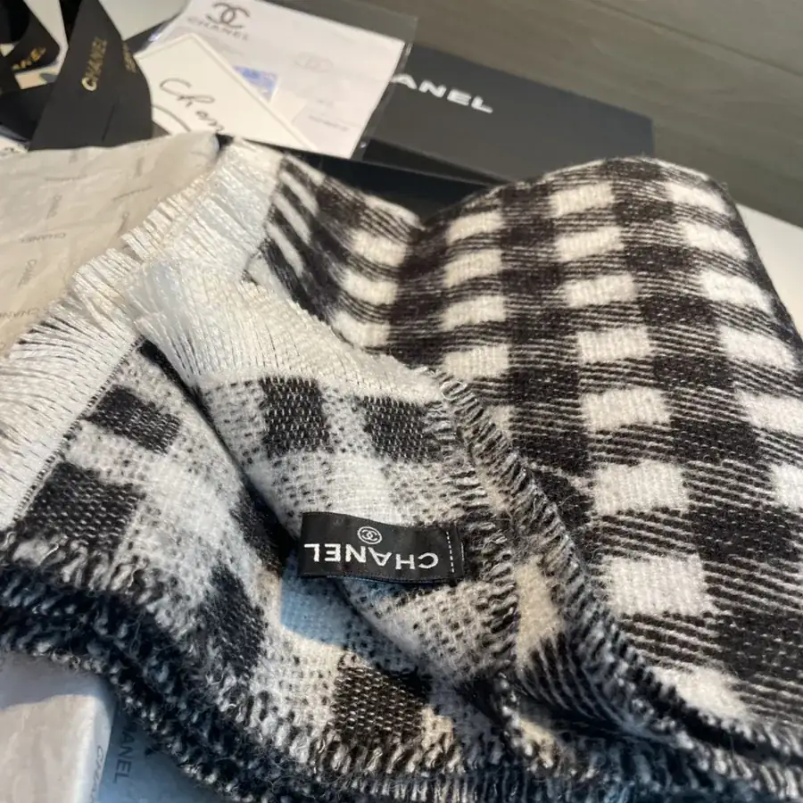 Channel • 24B Logo Plaid Scarf in Gray White