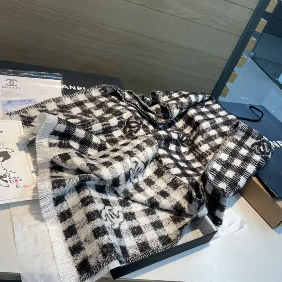 Channel • 24B Logo Plaid Scarf in Gray White