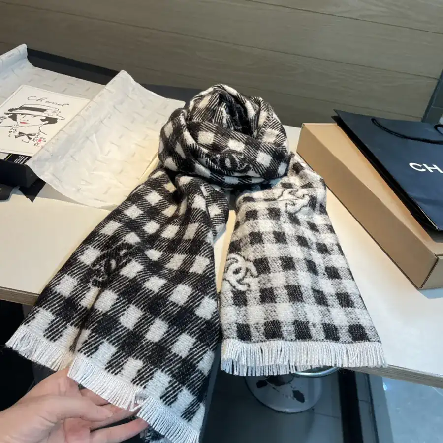 Channel • 24B Logo Plaid Scarf in Gray White