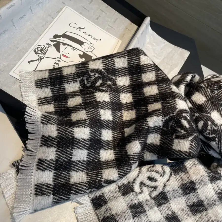 Channel • 24B Logo Plaid Scarf in Gray White