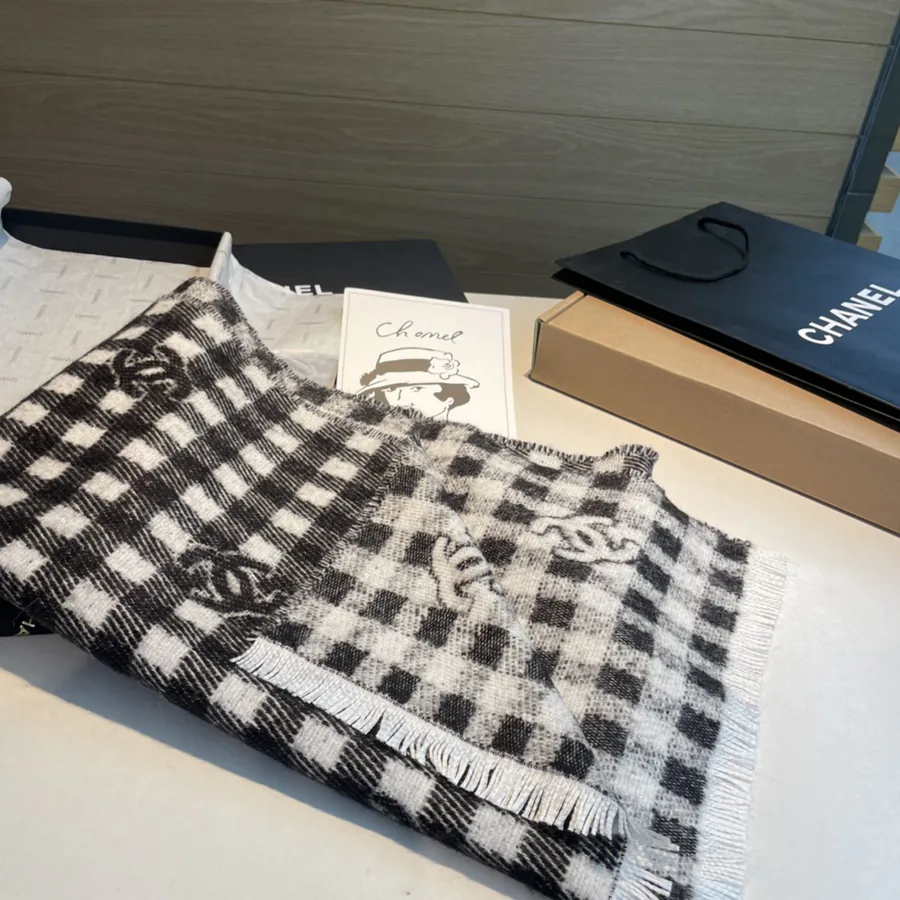 Channel • 24B Logo Plaid Scarf in Gray White