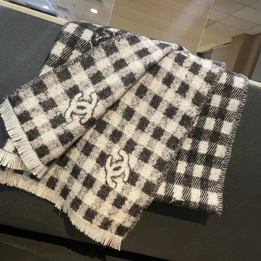 Channel • 24B Logo Plaid Scarf in Gray White