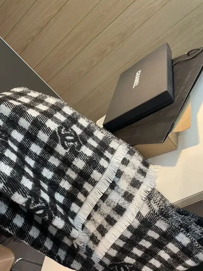 Channel • 24B Logo Plaid Scarf in Gray White