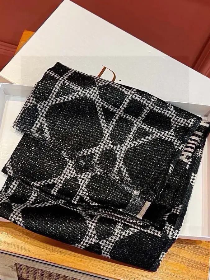 D藤格纹长巾 羊绒面料奢华设计