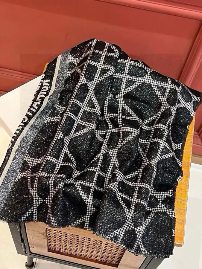 D藤格纹长巾 羊绒面料奢华设计