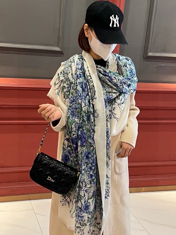 D House Glowing Scarf with Fragrant Beauty