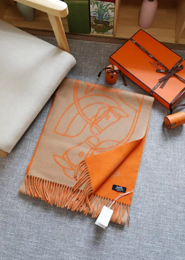 H House Double Face Horsehead Shawl