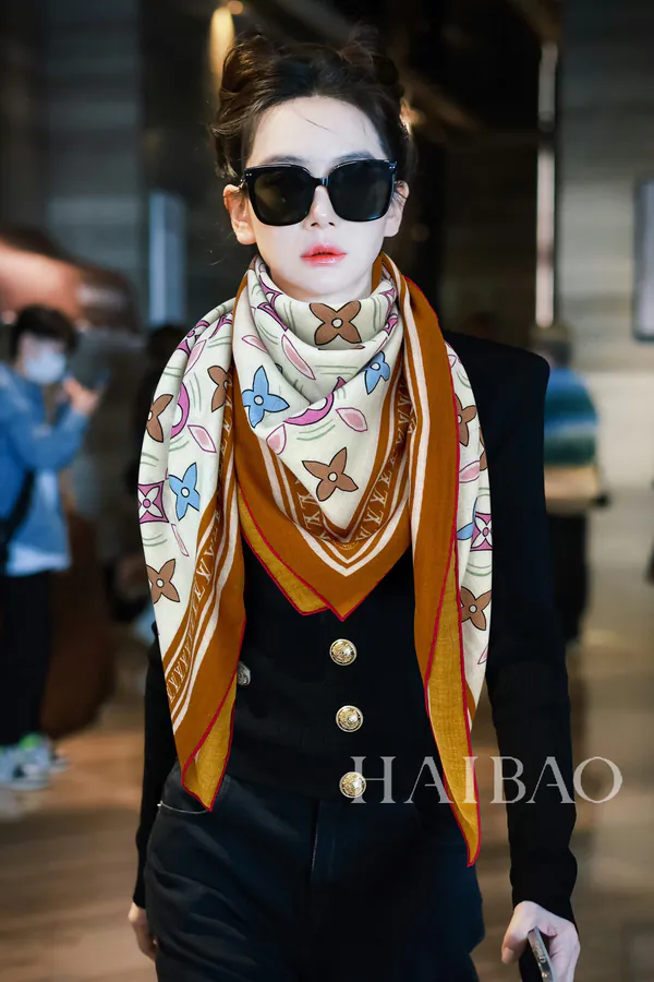 L Graphic Tile Mosaic Calfskin Scarf