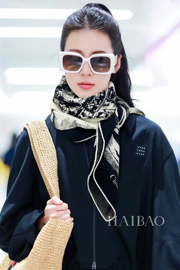 D House New Arrival 140cm Square Scarf in Pure Cashmere