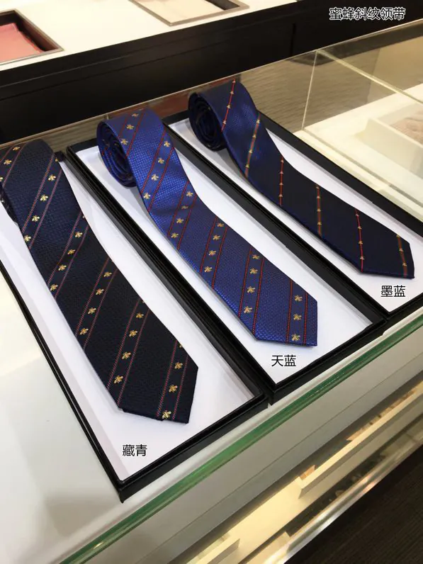 P60 G Family Men's Tie Series Bee Pattern Tie