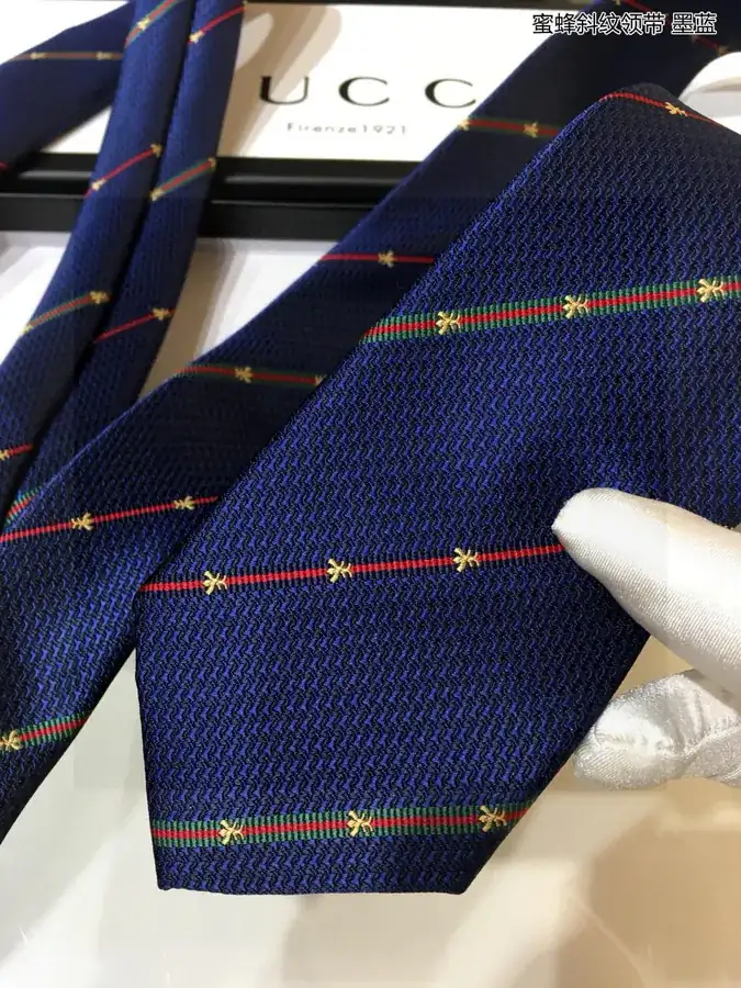P60 G Family Men's Tie Series Bee Pattern Tie