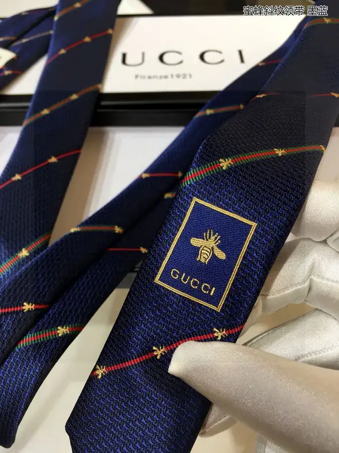 P60 G Family Men's Tie Series Bee Pattern Tie
