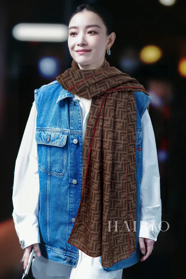 FF Collage Tassel Scarf Trendy and Versatile for Travel and Daily Wear
