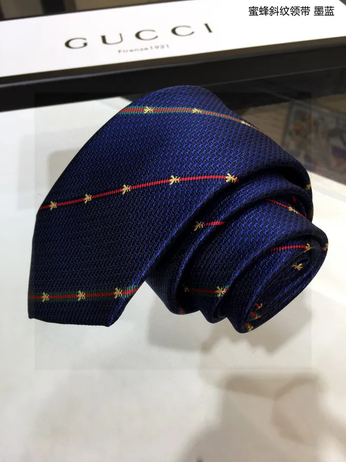 P60 G Family Men's Tie Series Bee Pattern Tie
