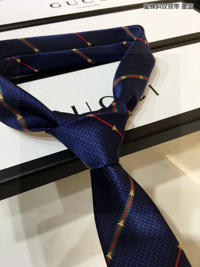 P60 G Family Men's Tie Series Bee Pattern Tie