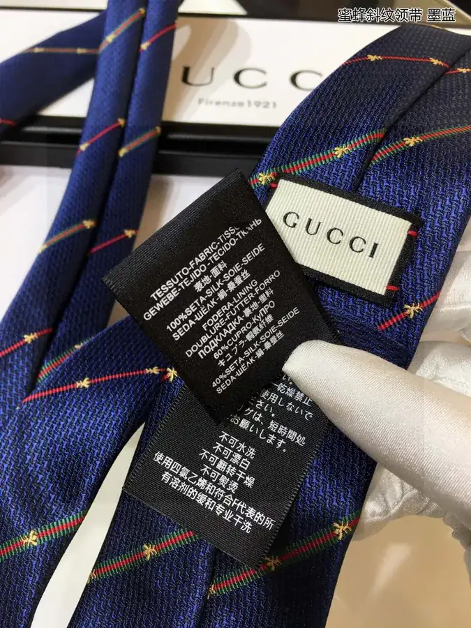 P60 G Family Men's Tie Series Bee Pattern Tie