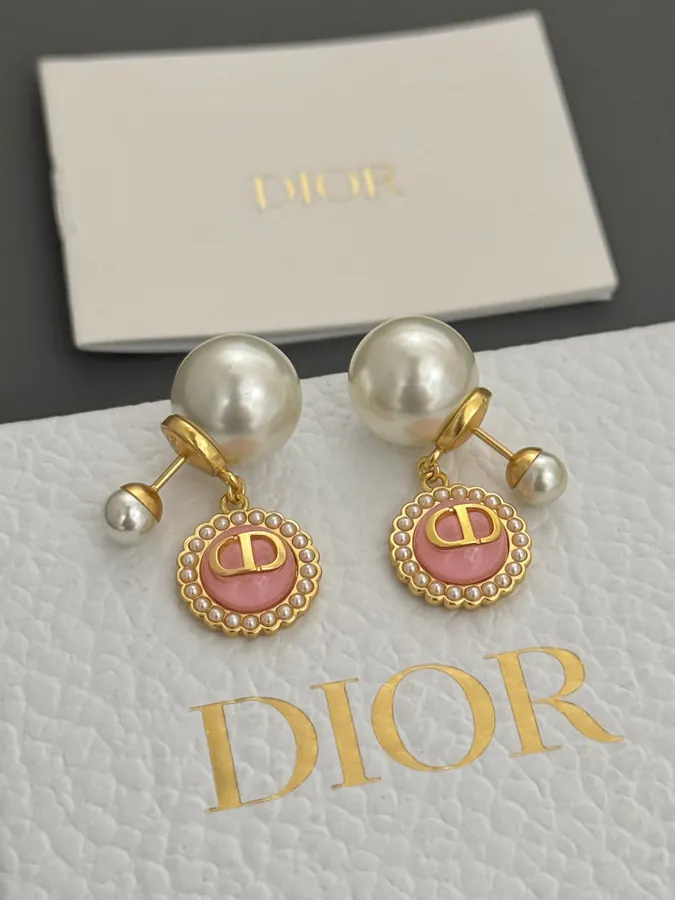 D琉璃珠耳钉 Elegant and Delicate Design