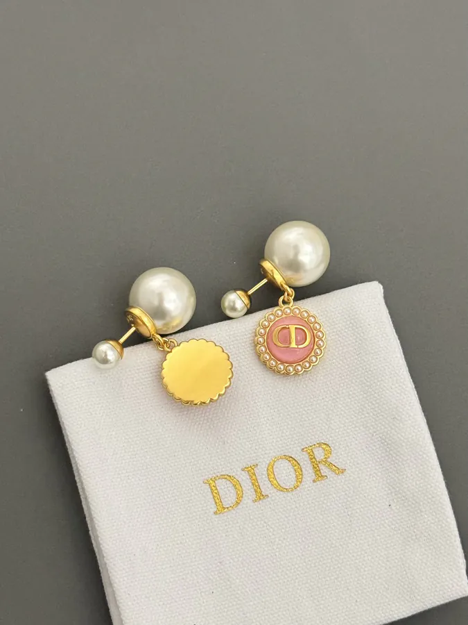 D琉璃珠耳钉 Elegant and Delicate Design