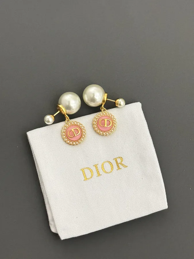 D琉璃珠耳钉 Elegant and Delicate Design